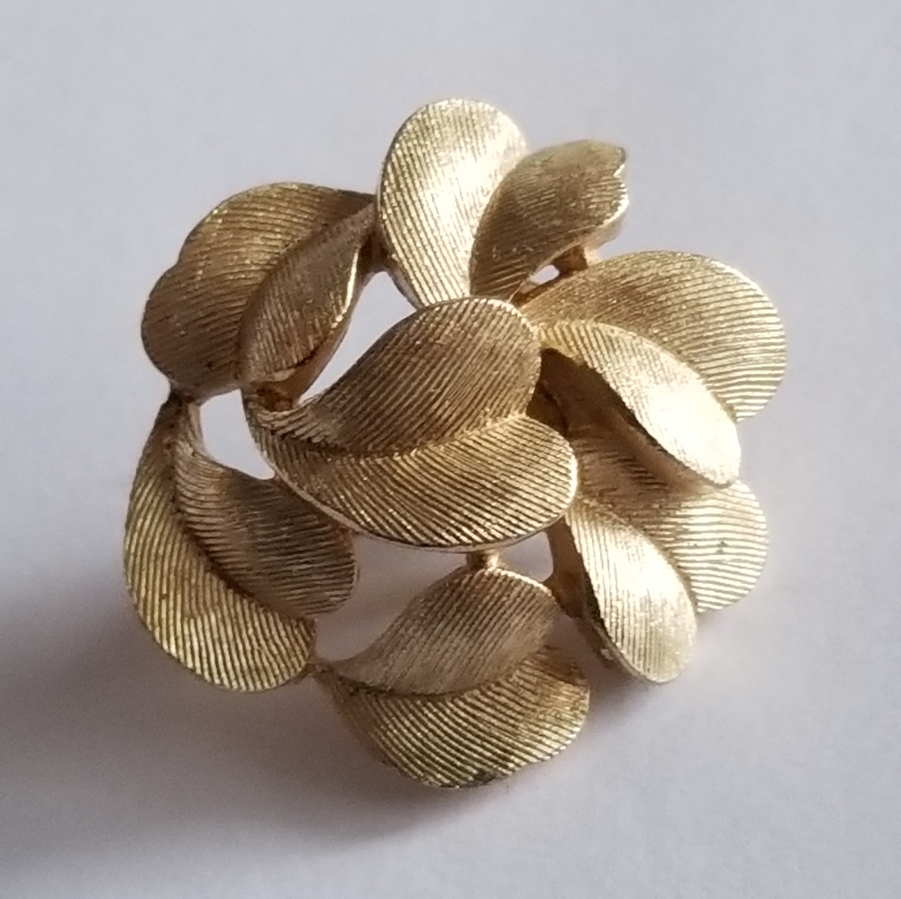 Vintage Crown Trifari single clip on earring gold tone leaf leaves